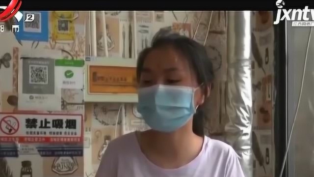 四川绵阳:钢化玻璃门倒塌 女子徒手扶门救下俩小孩