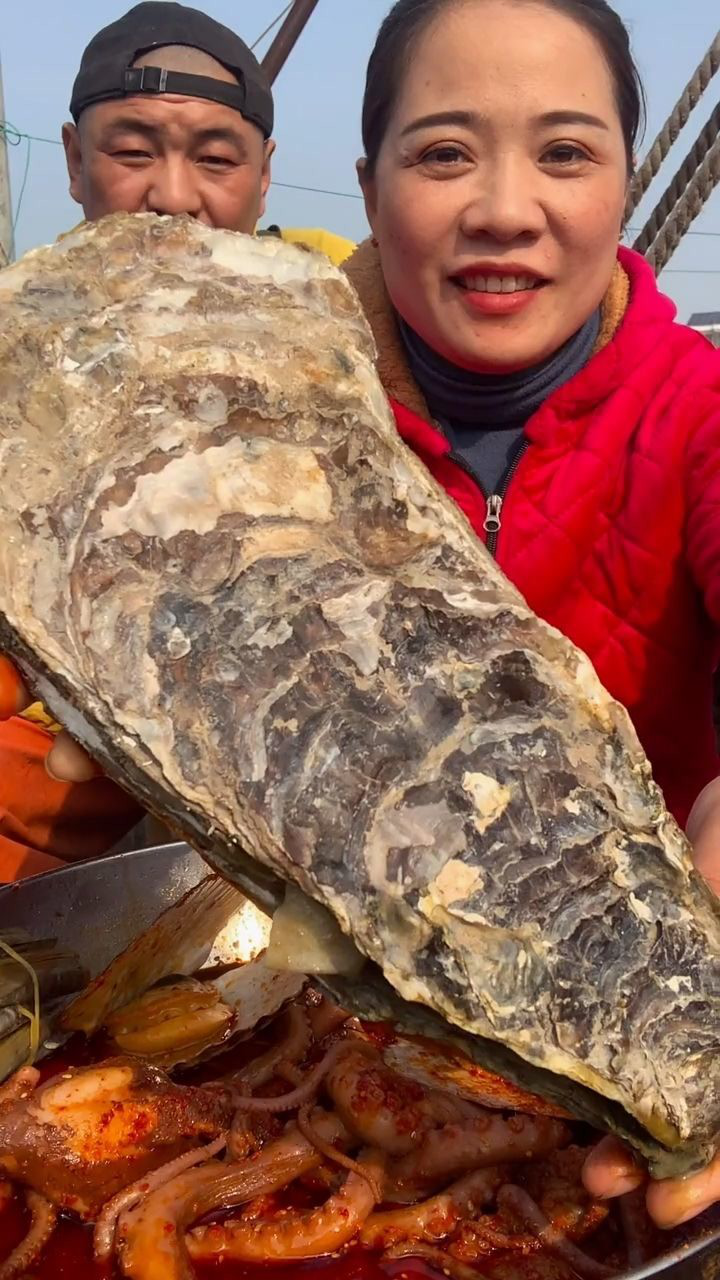 今天吃一个超大个的生蚝给老公补一补身体