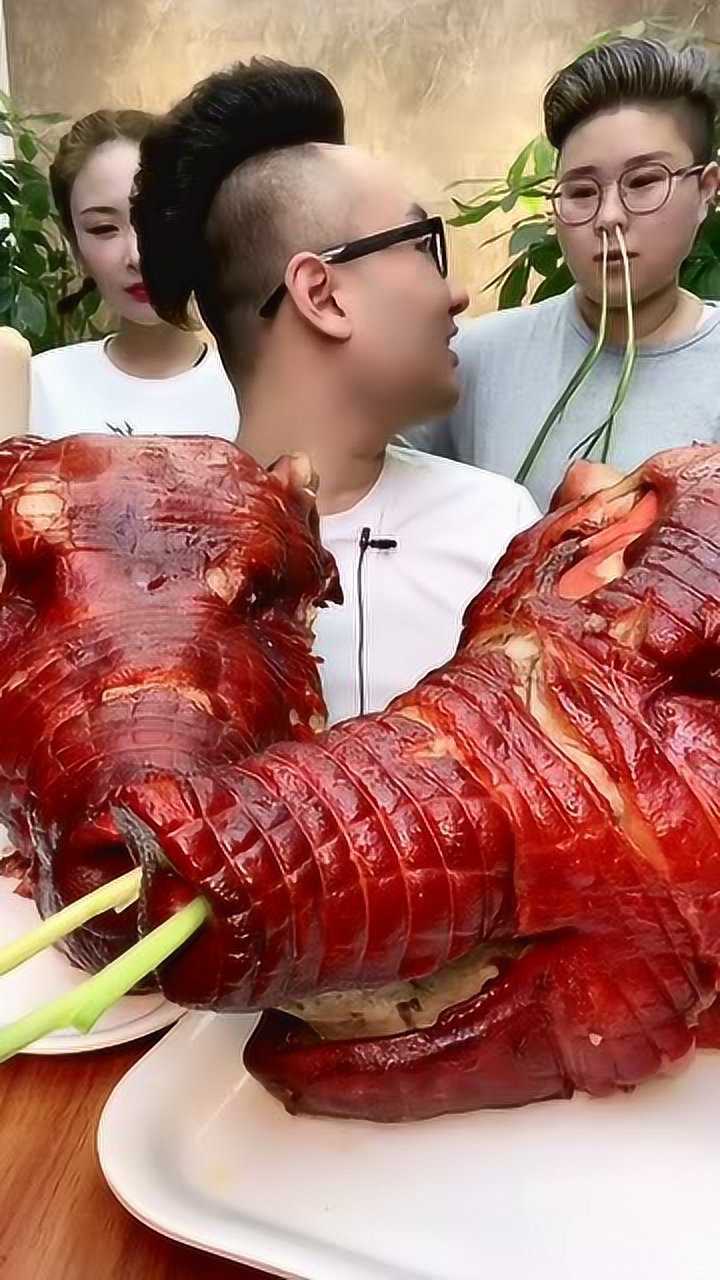 鼻子插大葱装大象,美女吃两个大猪头