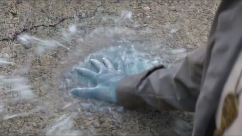 科幻电影：冰人的极限能力，手接触地面的瞬间，冻住一座桥！