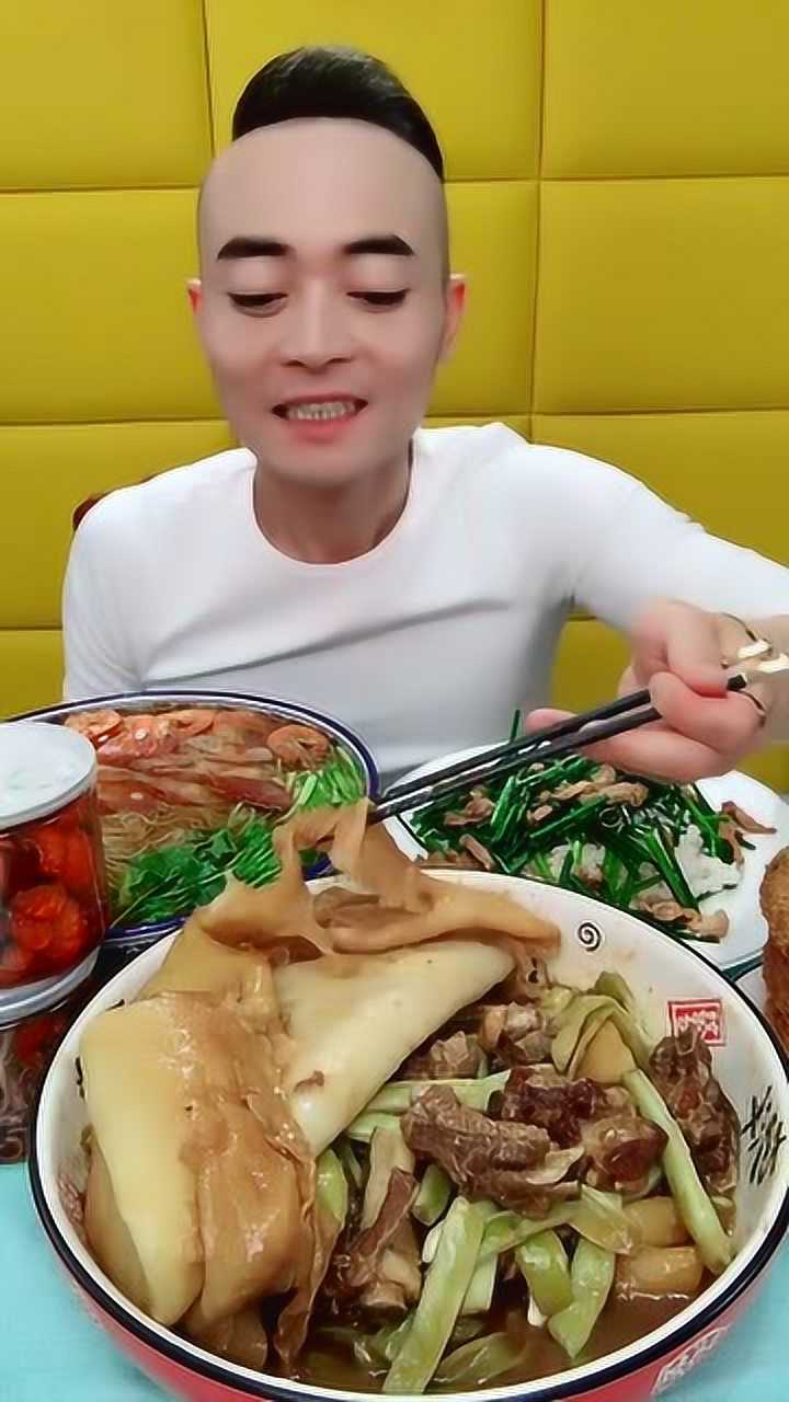 排骨炖豆角盖大被,大胃王阿浩吃的面目狰狞,这感觉真是太爽了