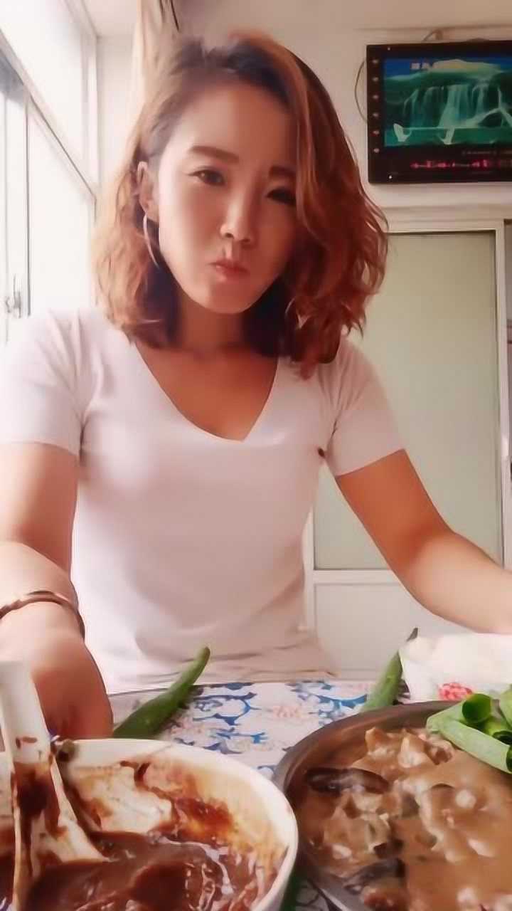 东北女人最爱大葱蘸酱,这么一顿胜过吃肉,吃的太爽了