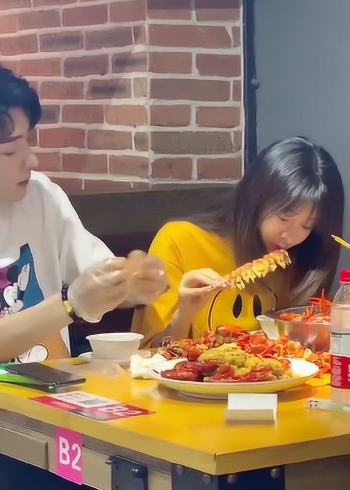 细节决定你是否嫁给爱情!美女吃饭男友帮忙剥虾扎头!