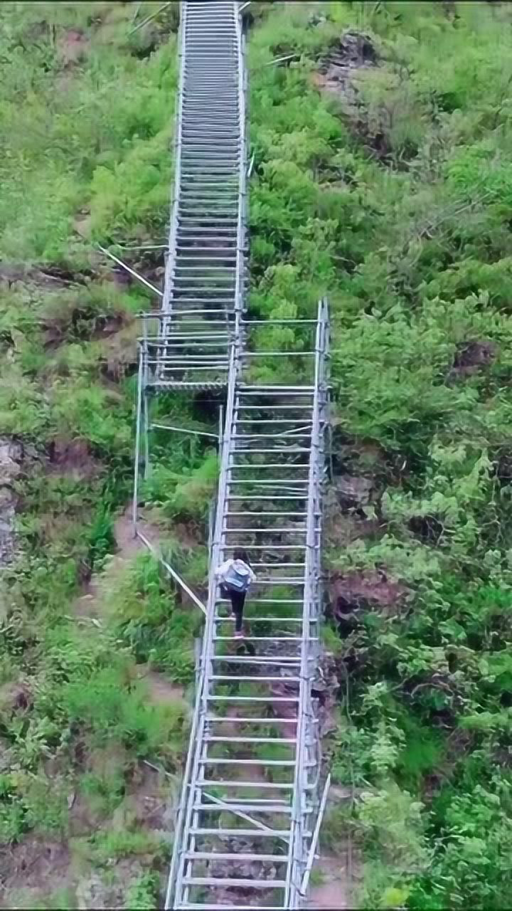 大凉山悬崖村,爬上去需4小时,悬空钢梯,最陡接近90度