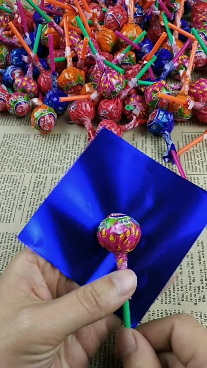 棒棒糖包上蓝色彩纸这也太好看了吧,简单几下就可以完成