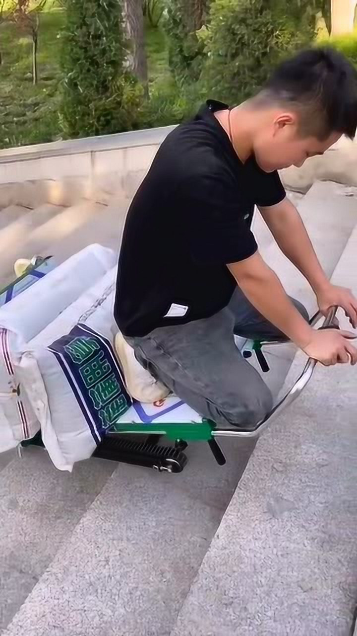 小伙自制电梯,上楼梯不费任何力气,简直太牛了!