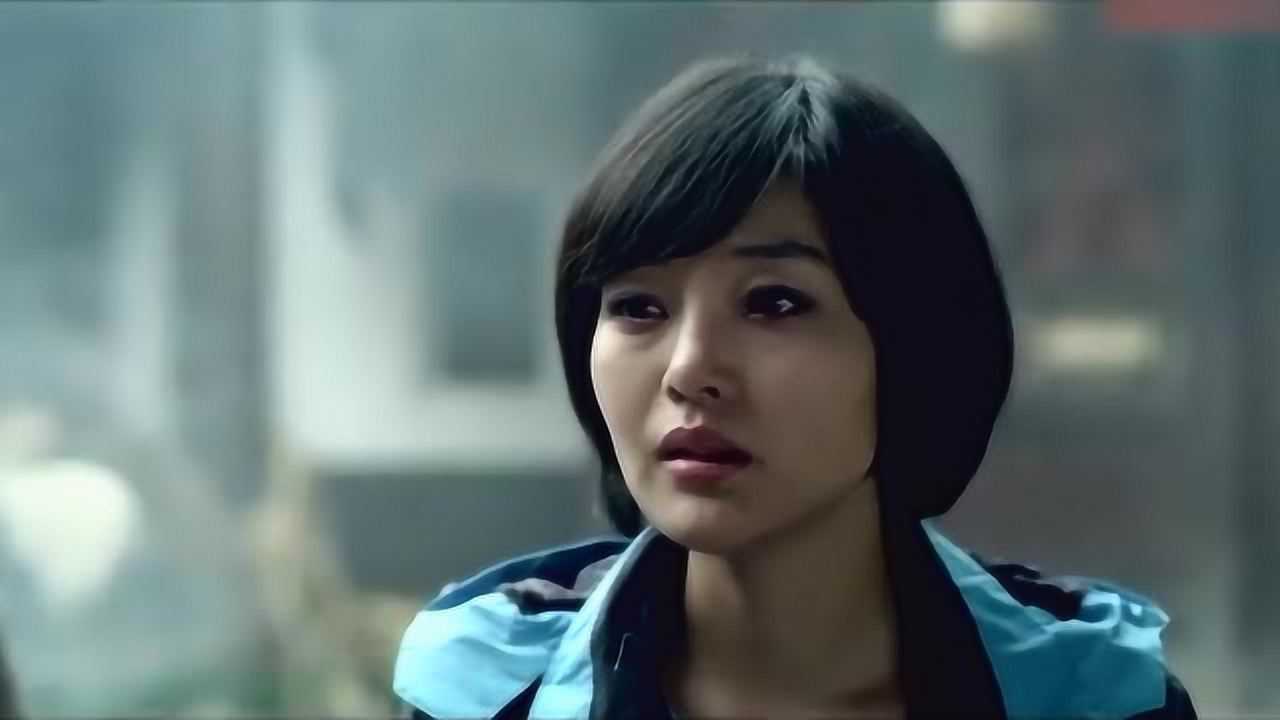 笔仙惊魂3小雪拿着刀情绪失控说出了自己杀害艾薇儿的真相