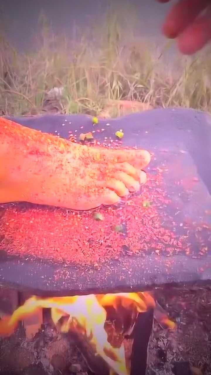 这哥们够狠,拿自己的脚烤着吃,就是不知道臭不臭!