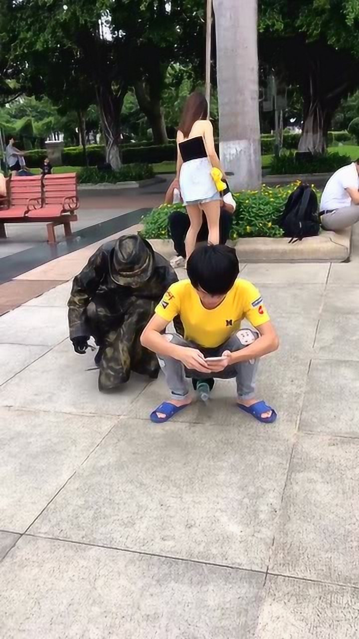 天呐我怎么在大街上尿裤子了