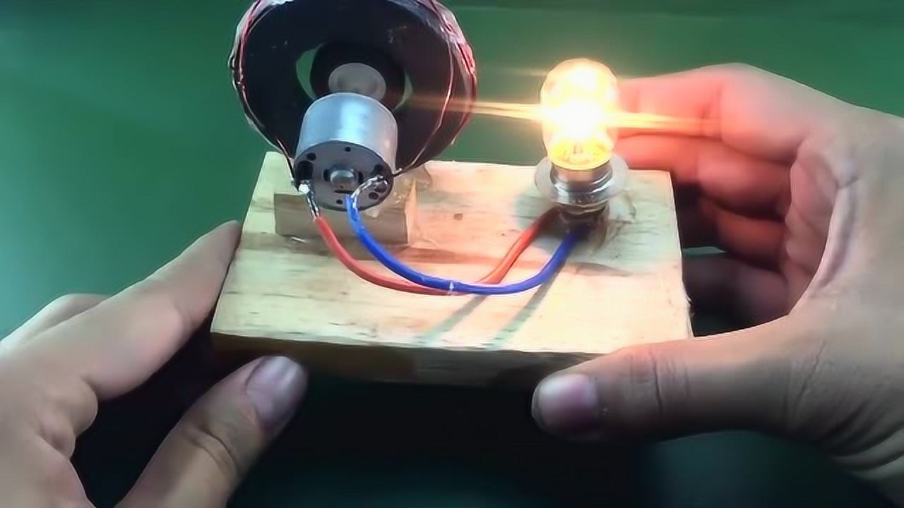 在磁铁上缠几圈铜线就可以发电,你知道这是什么原理吗