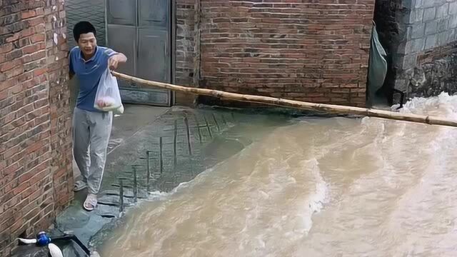 下雨洪水来袭出不去家门,幸好有邻居每天来给送饭,真是远亲不如近邻啊!