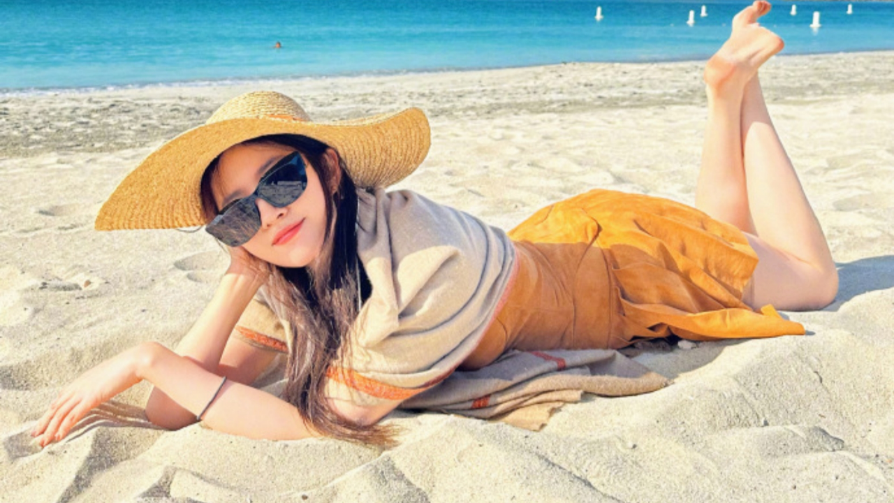 刘亦菲晒阿布扎比随拍,穿抹胸裙海边秀身材,拎超20万包包好贵气