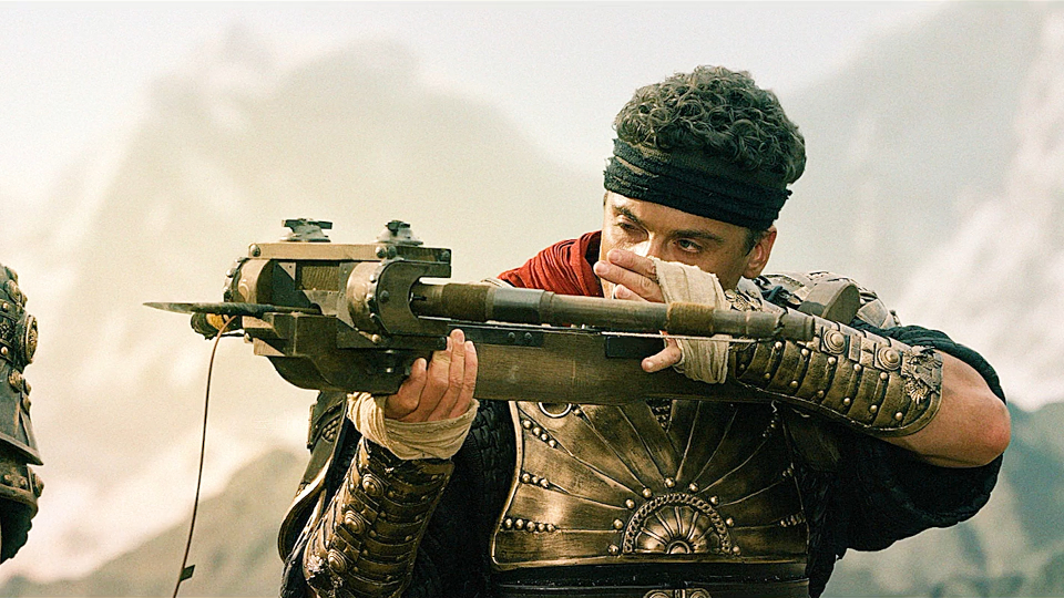 为了抵御入侵,中外士兵合作修复城墙,电影!