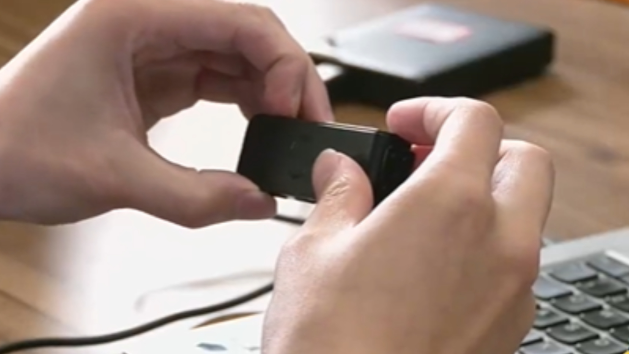 猥琐男在内衣店偷装摄像头,姑娘店内试衣被吓坏,监拍画面曝光