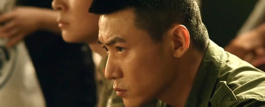 何润东一身完美身材出场,出场众人欢呼,真是帅炸了