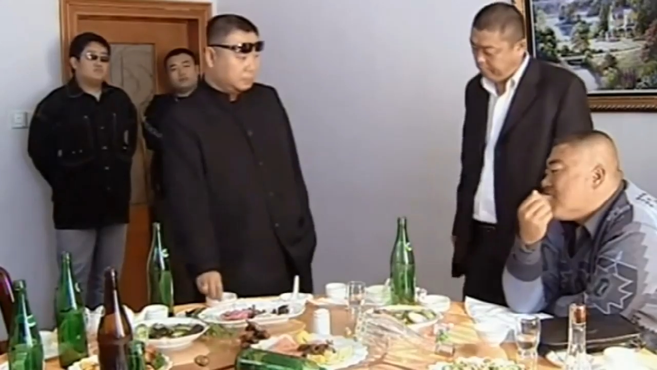 彪哥一进门,拿起酒瓶子就摔,这狠劲属实太到位了