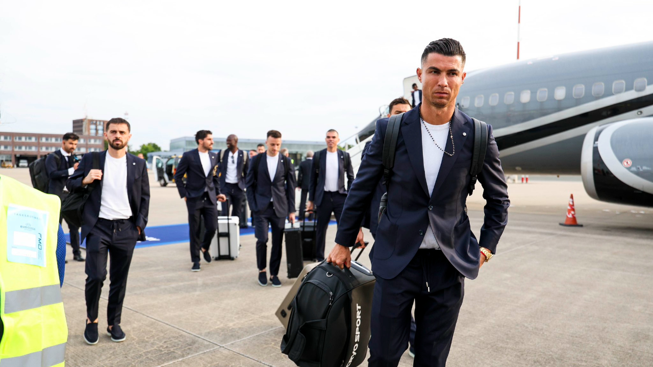 c罗领衔葡萄牙队飞抵德国 身穿西装气场强大