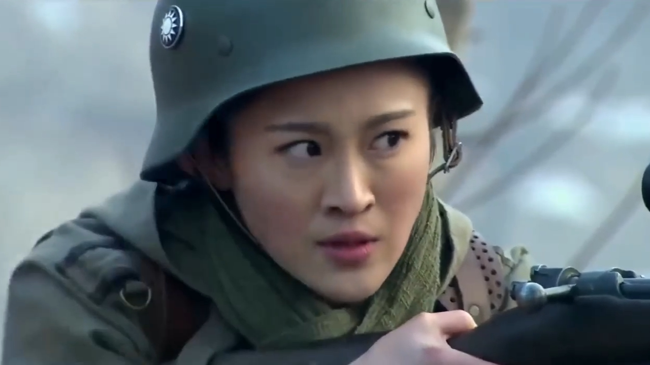 美女看似柔弱,没想竟是个神枪手,一枪打掉鬼子望远镜