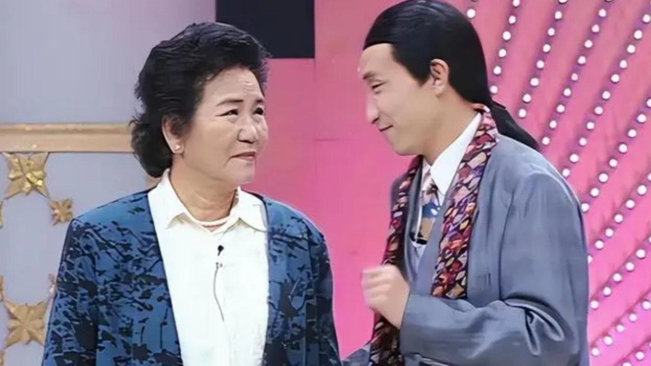 巩汉林纪念赵丽蓉去世24周年,晒两人合作小品照片,带金珠去拜祭赵妈