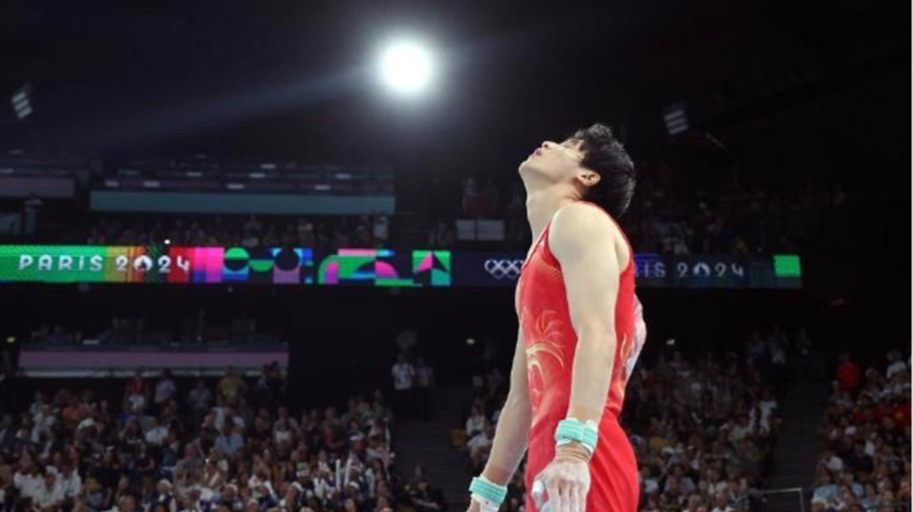 肖若腾遗憾离场泪光闪烁,举重冠军训练时一边练一边哭