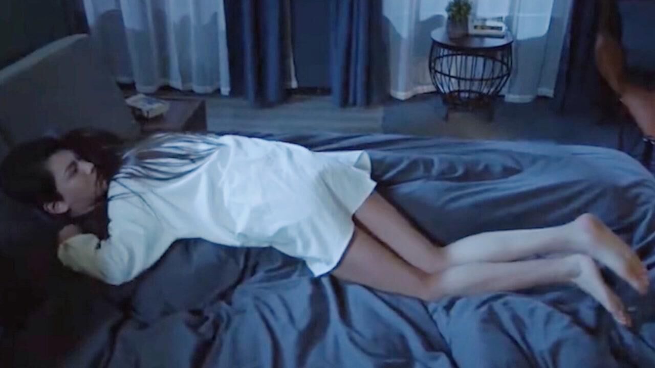 美女脱下高跟鞋光脚走路，突然发现她脚丫好美