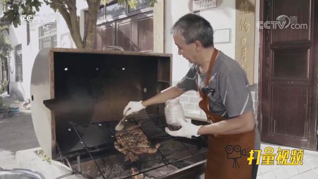 利用自己改造的烤炉烹制烤鸡,一只烤鸡售价为198元