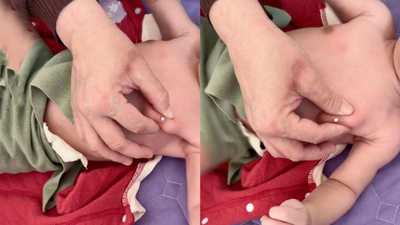 出生没多久的婴儿能挤出奶水,宝妈十分疑惑:挤完后睡得更香了