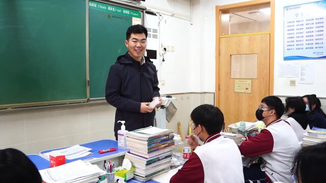 女生节中学老师手绘大学校门送全班女生:给男生送了印刷版的