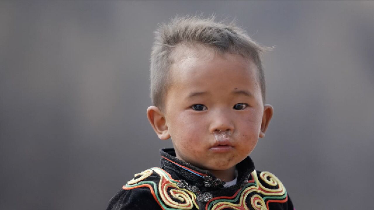 小孩冬天穿短袖,十幾歲還沒上過學,支教老師被這裡的窮震驚了