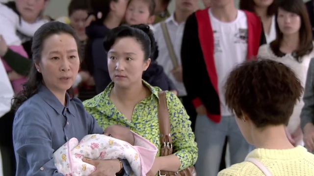 辣妈正传:邻居说亲妈克女儿,夏冰气不过,当场动手要打她