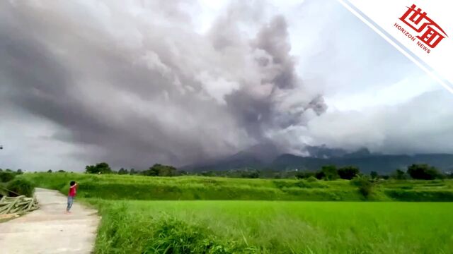 印尼一火山喷发:灰柱高达3000米 山上70名登山者撤离