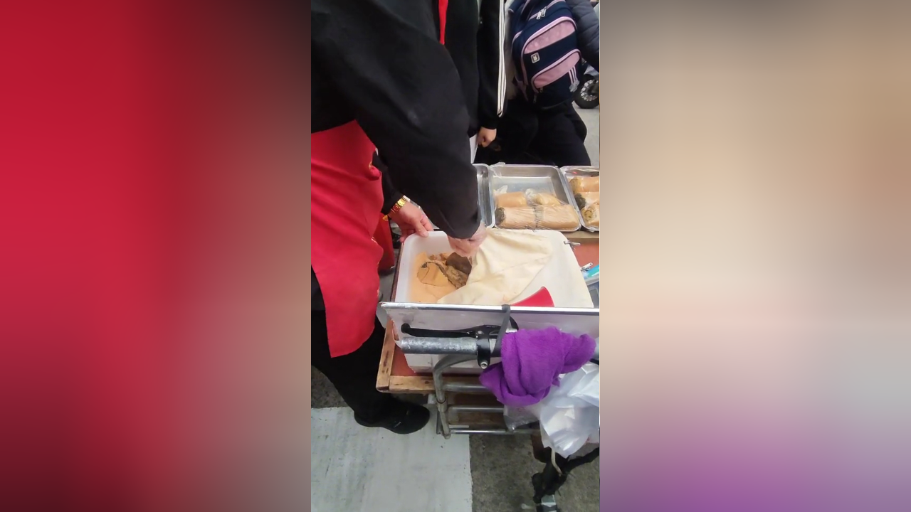 男子揭秘路边驴打滚套路,摊主趁人不备悄悄一翻:粉盒提前藏半块