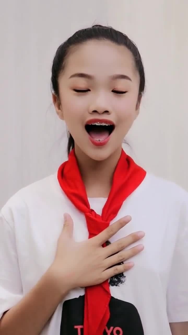 童模董艺唱歌,当看到她牙齿的那一刻,我的妈呀,真恶心!