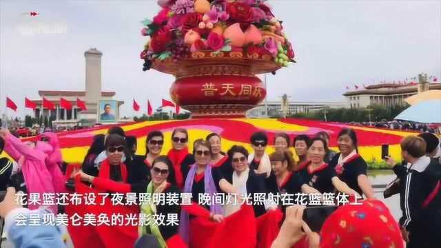 阴雨天挡不住游客热情,“普天同庆”大花篮成天安门前最热景点