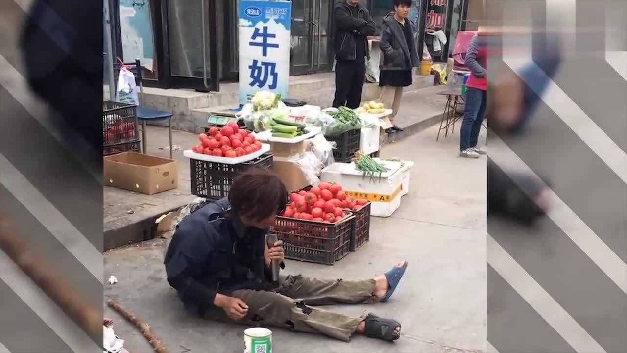 流浪歌手唱《没有你陪伴真的好孤独》,做乞丐真是屈才了,好可惜