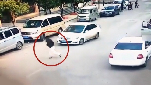 监拍：云南一女子低头横穿马路被撞伤身亡 曾试图跑步加速通过