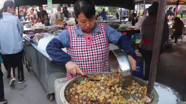 农村大妈摆摊卖自制小吃,没店没招牌,一天就卖三大盆