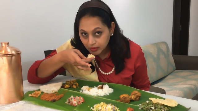 别再说人家印度手抓饭了,看看印度妇女吃饭礼仪教学,很干净不脏