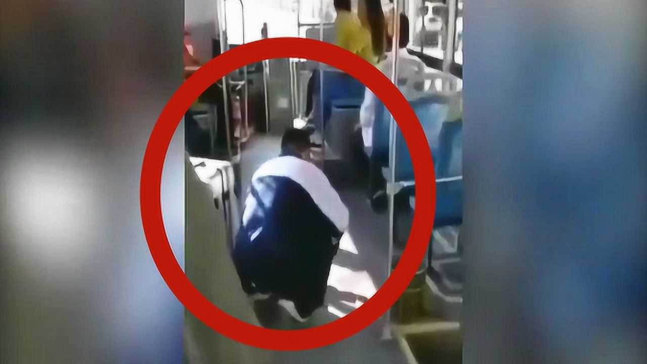 三好学生典范小孩晕车吐一地中学生主动帮忙擦干净