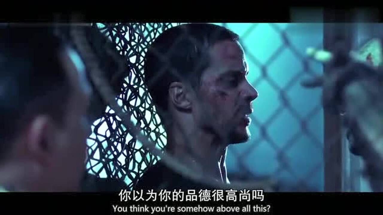 僵尸国度蝎王为逼迫男子说真相把男子绑住和丧尸关一个笼子