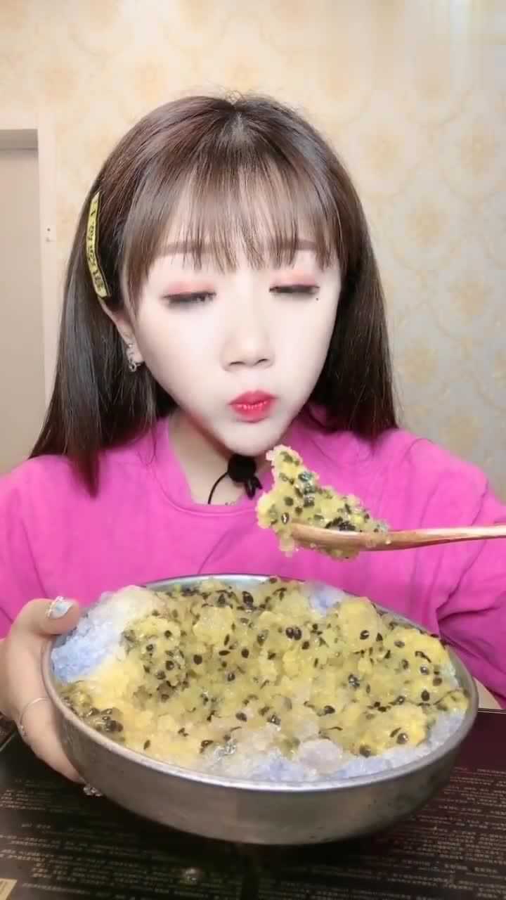 吃冰小姐姐,吃自制百香果冰沙,好吃到停不下来