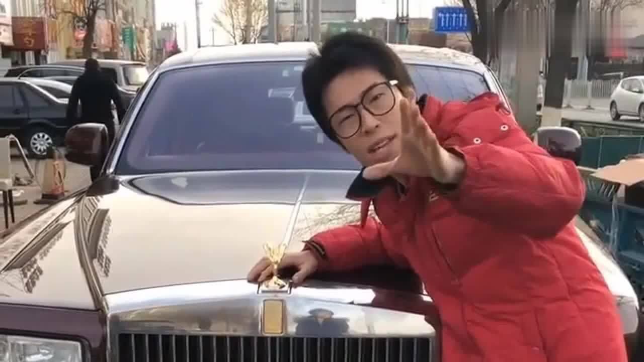网红b哥检查劳斯莱斯小金人竟用嘴咬了下来网友看你还嘚瑟
