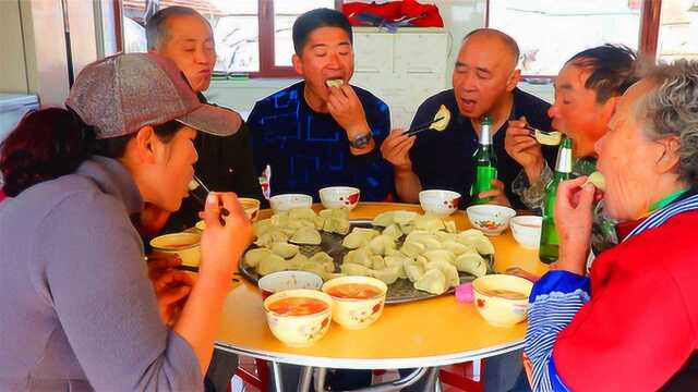 东北大妈蒸2锅萝卜蒸饺,薄皮大馅金黄的锅贴,看着都饿了