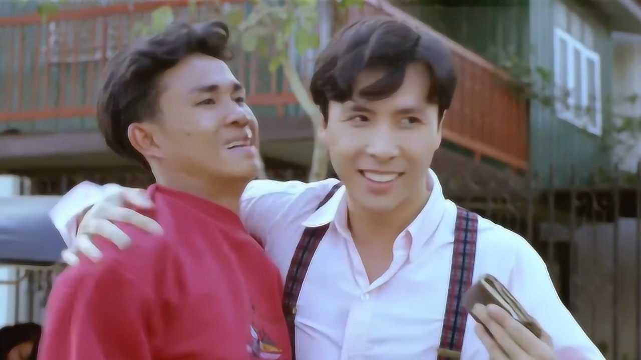 怒火威龙小毛贼偷完钱包还想靠人多打人甄子丹出手教训