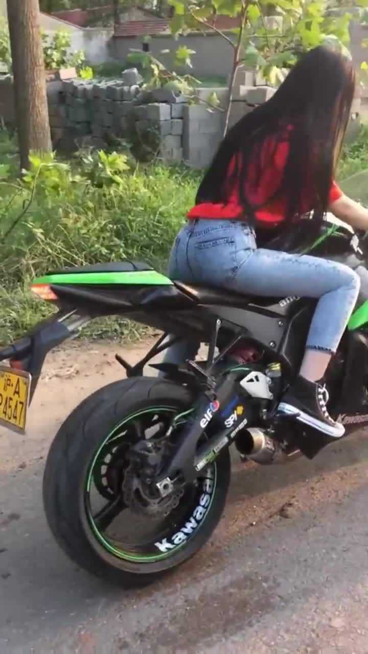 小姐姐第一次骑摩托车,不知道能不能驾驭