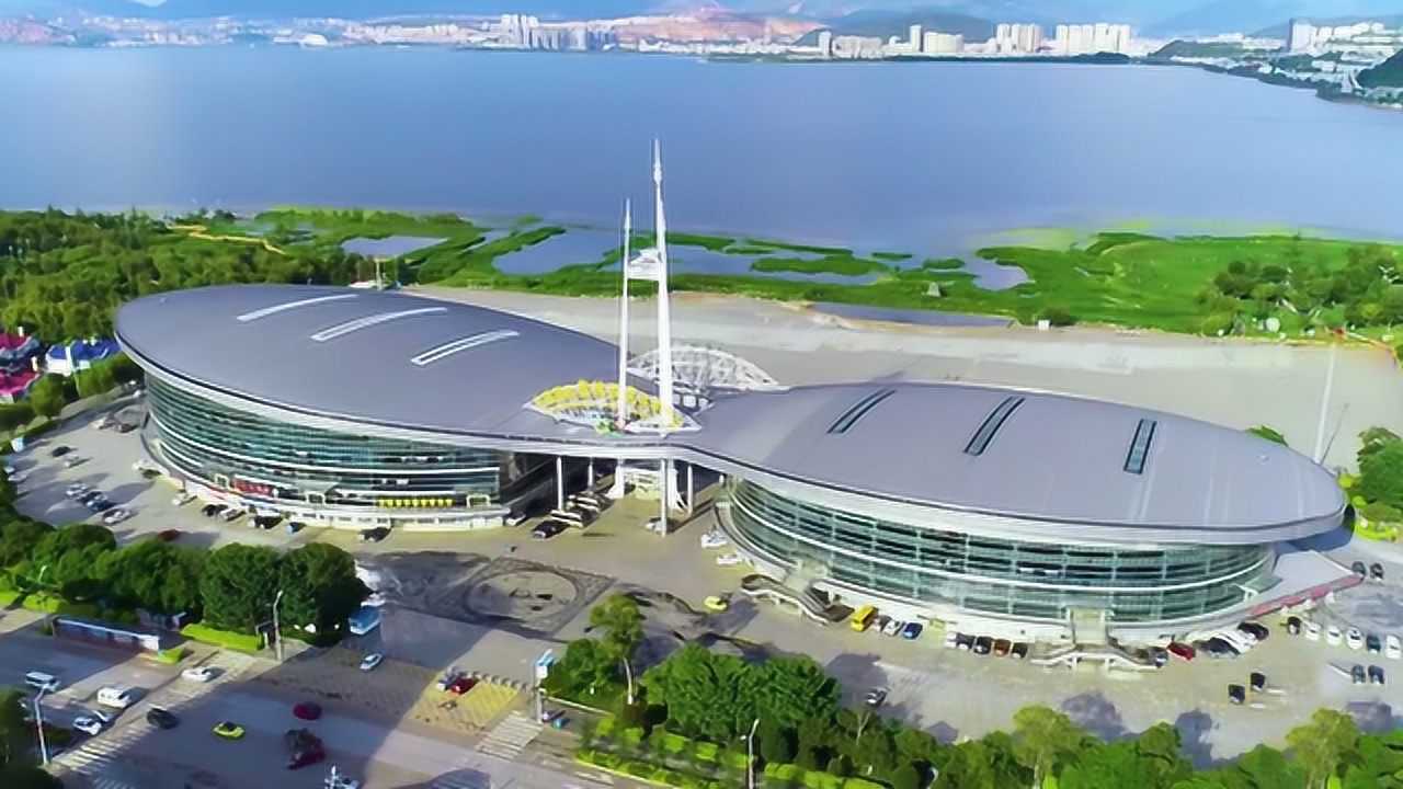 航拍大理国际奥林匹克体育中心,前面就是明镜漂亮的洱海!