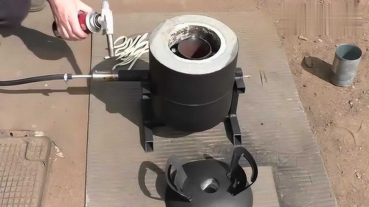 牛人自制一个打铁炉,几分钟就能把金属烧化,就是这么简单!