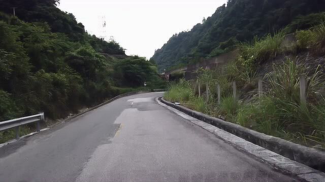 坐车体验农村公路,路面宽双车道,这么好的路和高速没多大区别