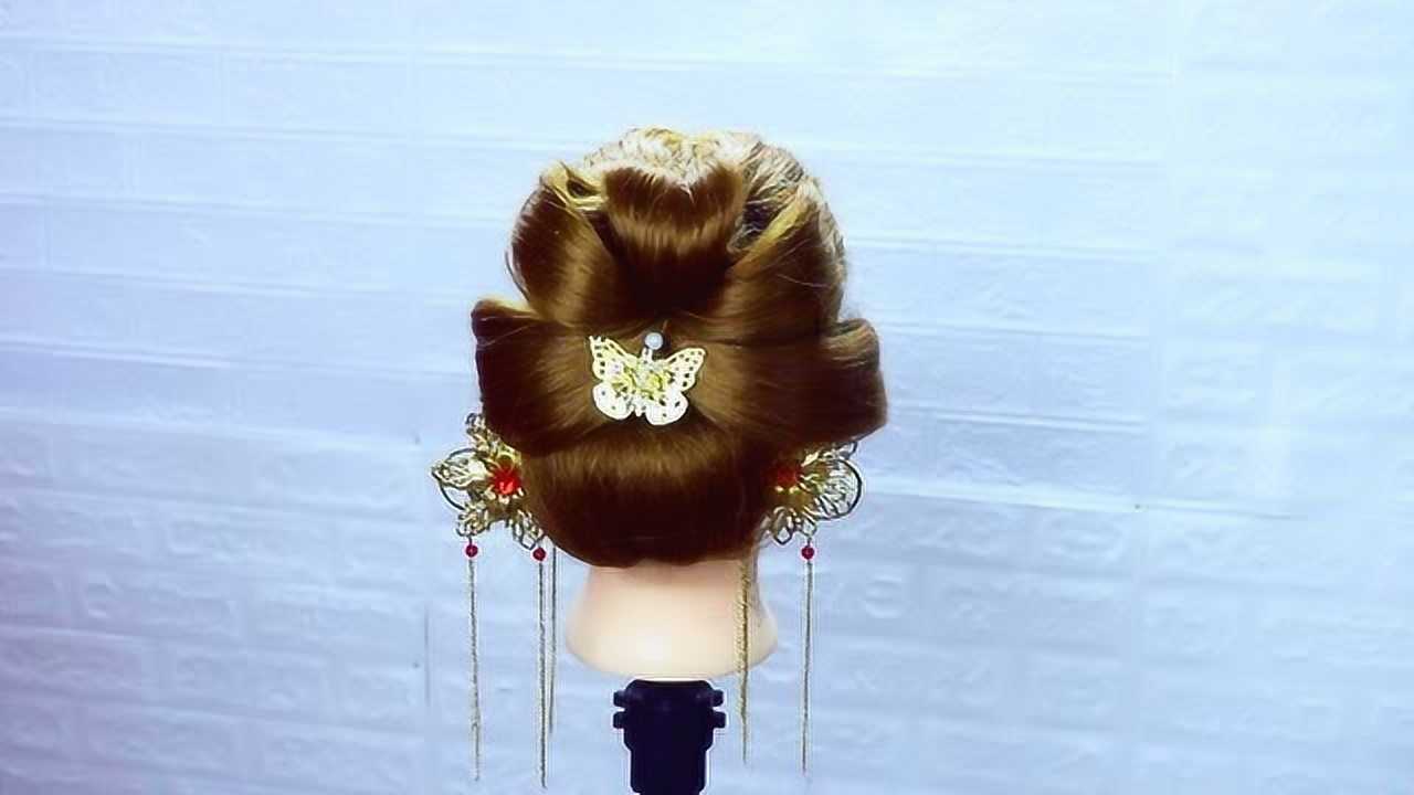 雍容华贵的女皇发型,一看背影就觉得地位不一样