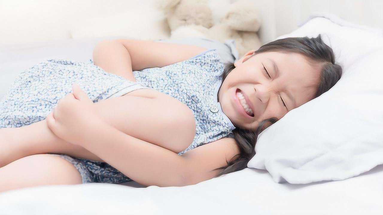 小女孩每周五都肚子疼,父母带她检查,医生却低声称:你们别过了